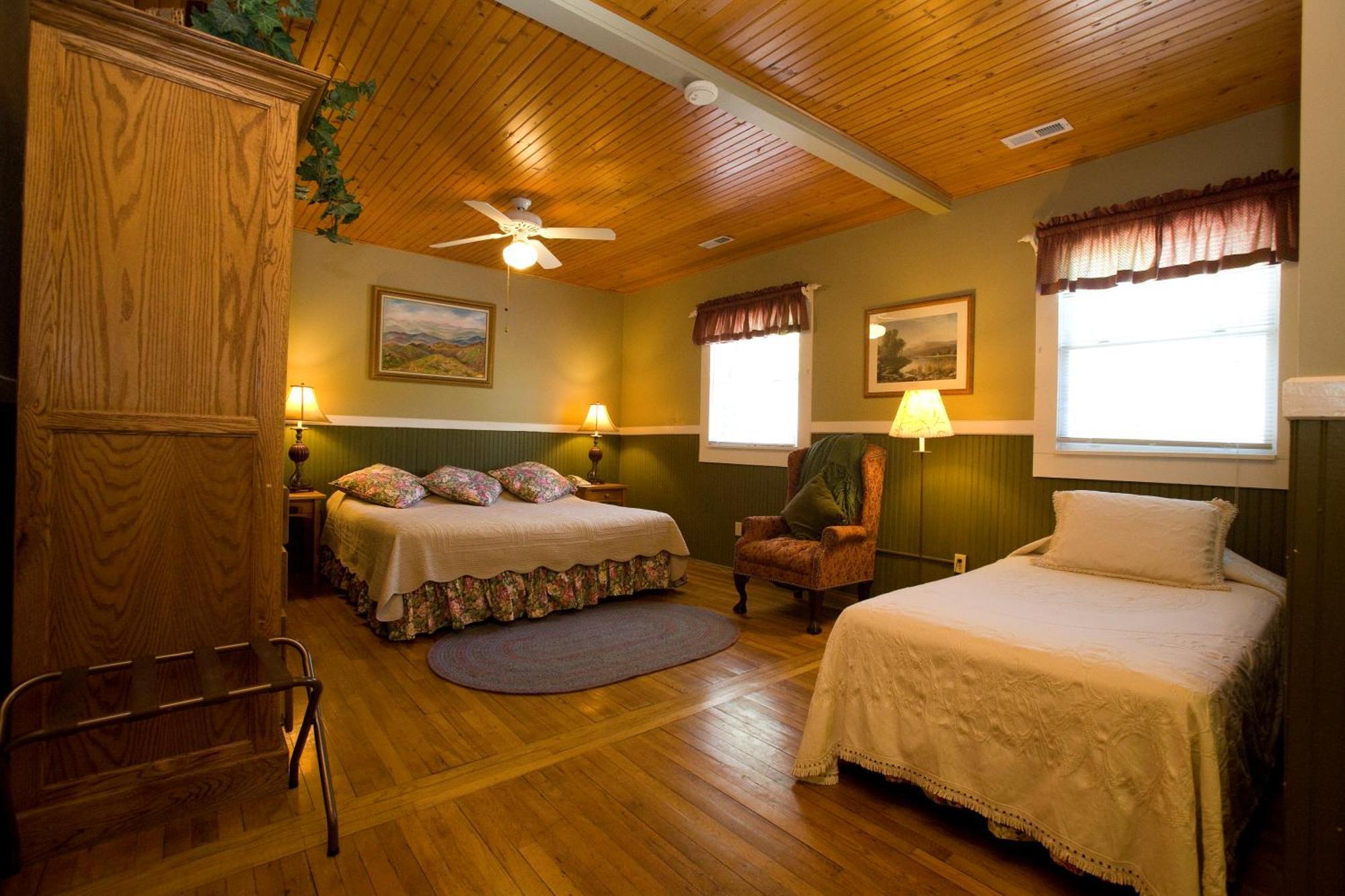 Highland Lake Inn & Resort - แฟลตร็อค ภายนอก รูปภาพ